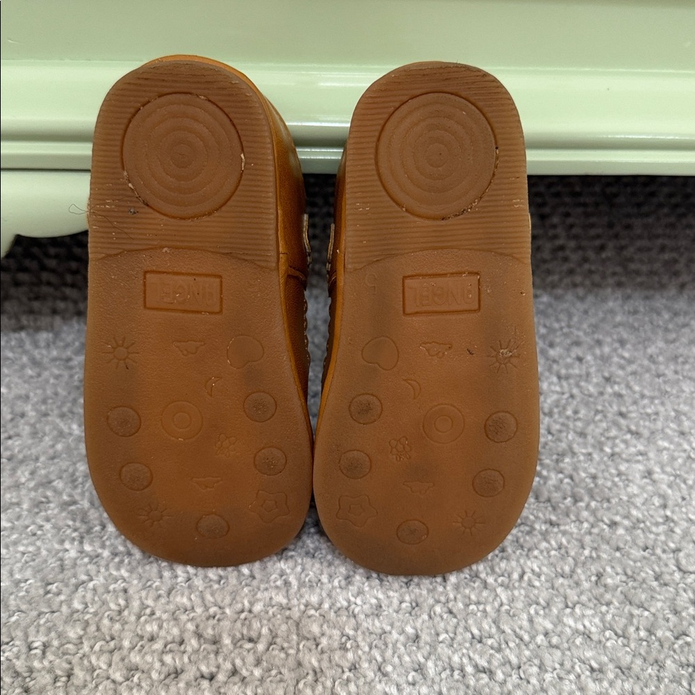 Angel Shoes - Baby Dottie Scalloped T-Strap Mary Jane, Tan - Picture 3 of 3